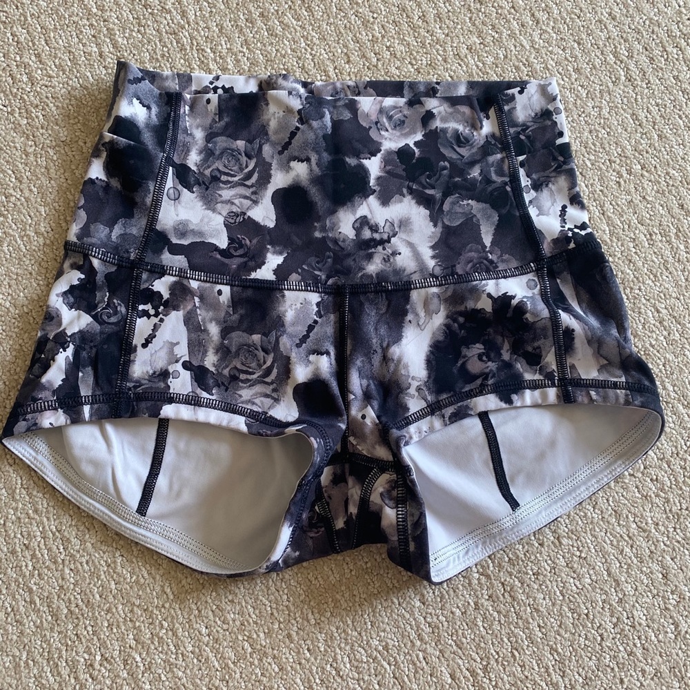 Printed lululemon booty shorts